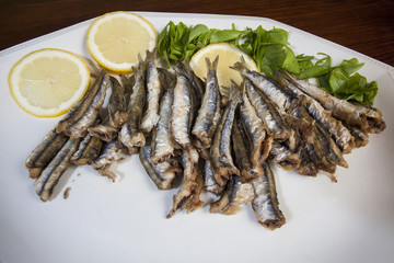 Piatto di alici fritte con radicchio e limone