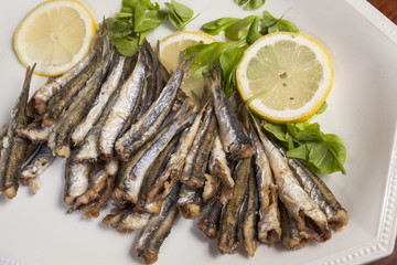 Piatto di alici fritte con radicchio e limone