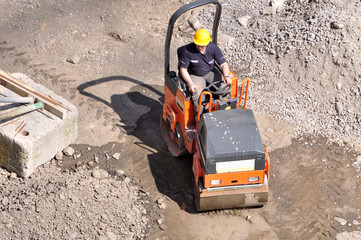 Chantier : travailleur sur son rouleau compresseur