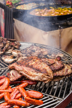 parrilla encendida con carne