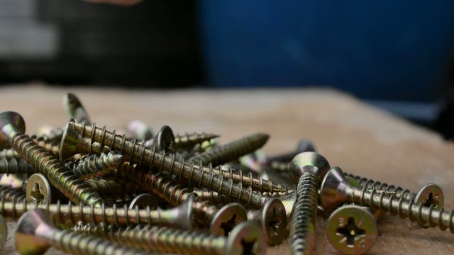 Bedarf an Schrauben