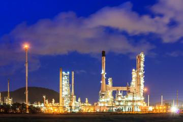 Plakat Oil refinery plant at dusk