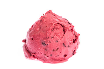 Obraz premium Kugel rotes Eis mit Fruchtstücken von vorne