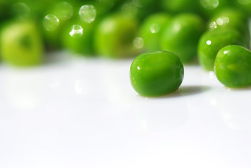 GUISANTES AMONTONADOS, SALUD, SANO, SALUDABLE. PISUM SATIVUM