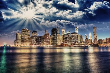 Plakat Spektakularny widok na zachód słońca z dolnym Manhattanie z Brooklynu