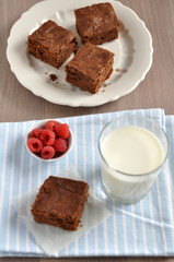 Schokoladen Brownie mit Himbeeren
