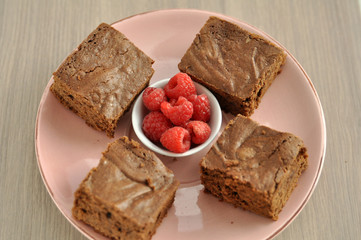 Schokoladen Brownie mit Himbeeren
