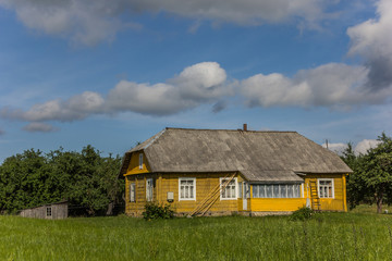 Fototapeta na wymiar ¯ółty drewniany dom w Parku Narodowym Aukstaitija