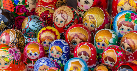 Fototapeta na wymiar Kolorowe rosyjski drewniane lalki