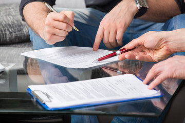 Two people signing a document - obrazy, fototapety, plakaty
