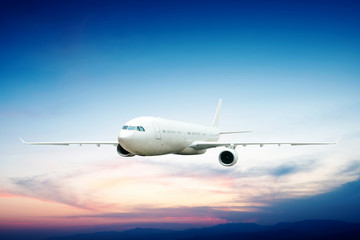 Fototapeta na wymiar Duży samolot pasażerski
