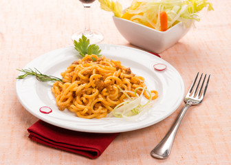 Gramigna con salsiccia, fuoco selettivo