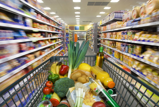 Einkaufswagen mit Lebensmitteln  im Supermarkt