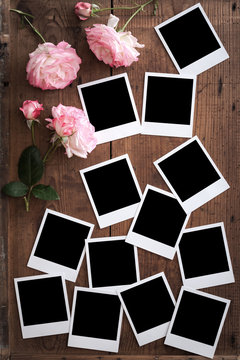 alte Polaroid Fotorahmen auf Holz mit Rose