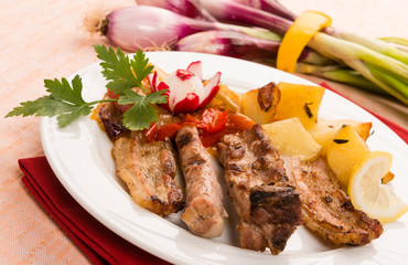 Carne alla griglia con patate e peperoni, close-up