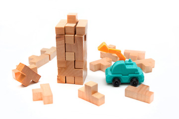 大量の積み木とショベルカー