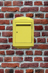 Boîte aux lettres poste jaune