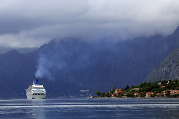 Kotor - Cruise ship, lake and mountains