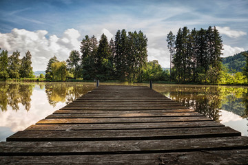 Holzbretter Steg vor Weiher