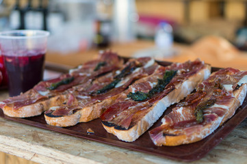 Pan con Jamón Serrano, tomate y pimiento verde