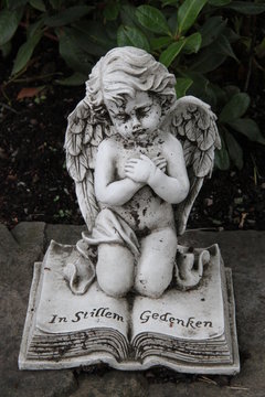Dekoration In Stillem Gedenken mit Engel auf einem Grab