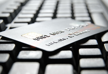 Kreditkarte auf schwarzer Computer Tastatur