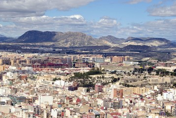 ciudad rodeada de montaña 1
