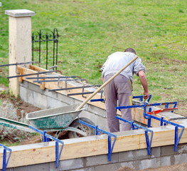 artisan maçon qui monte un muret