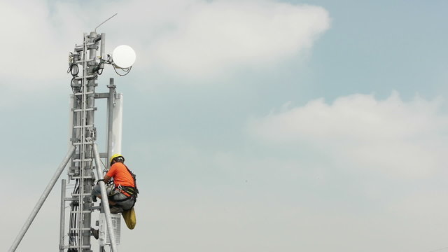technician fixing antenna working on elevations copy space to th