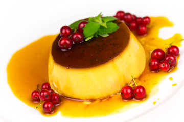 Creme CARAMEL  mit Johannisbeeren
