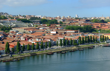 Fototapeta na wymiar Vila Nova de Gaia i rzeki Douro w Porto, Portugalia