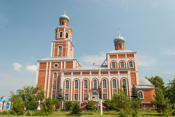 Fototapeta na wymiar Orthodox church on a sunny day in Volzhsk town