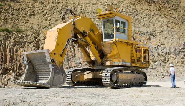 Bagger im Steinbruch