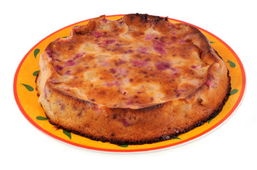Gâteau aux fruits rouges dans un plat