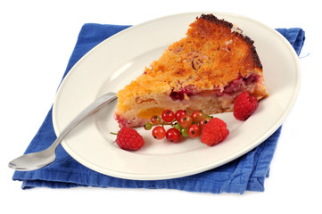 Une part de gâteau aux fruits rouges