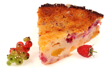 Gâteau aux fruits groseilles, framboises et pêches
