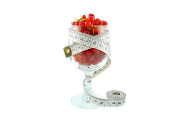 porzeczka czerwona w kieliszku i metr na białym tle