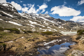 Fototapeta na wymiar Passo del Bernina - Svizzera - laghetto alpino