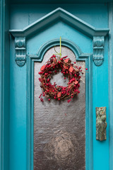 Antike Tür mit rotem Schmuck