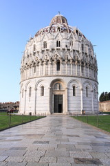 Obraz premium path leading to white baptistery, Pisa