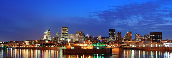 Fototapeta premium Montreal over river at dusk