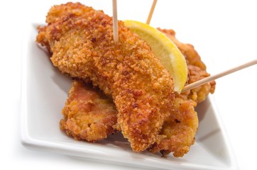 Lanières de poulet frit.