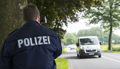 polizist misst die fahrgeschwindigkeit