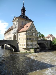 Die Regnitz mit dem Alten Rathaus von Bamberg