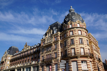 Fototapeta na wymiar Hôtel face à la mer en Normandie