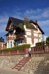 Fototapeta premium maison face à la mer en Normandie