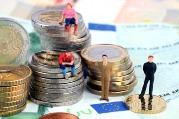 Männchen sitzen auf Euomünzen, Finanzen, Geld