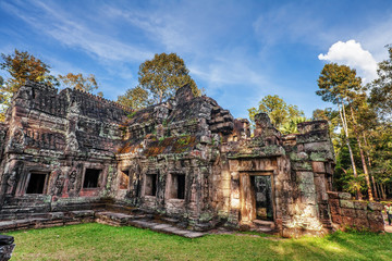 Fototapeta na wymiar Starożytna buddyjska świątynia Khmerów w Angkor Wat złożonych