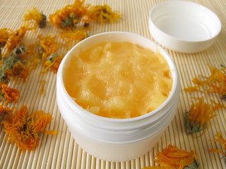 Handcreme mit Ringelblumen