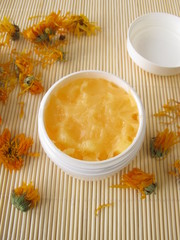 Handcreme mit Ringelblumen